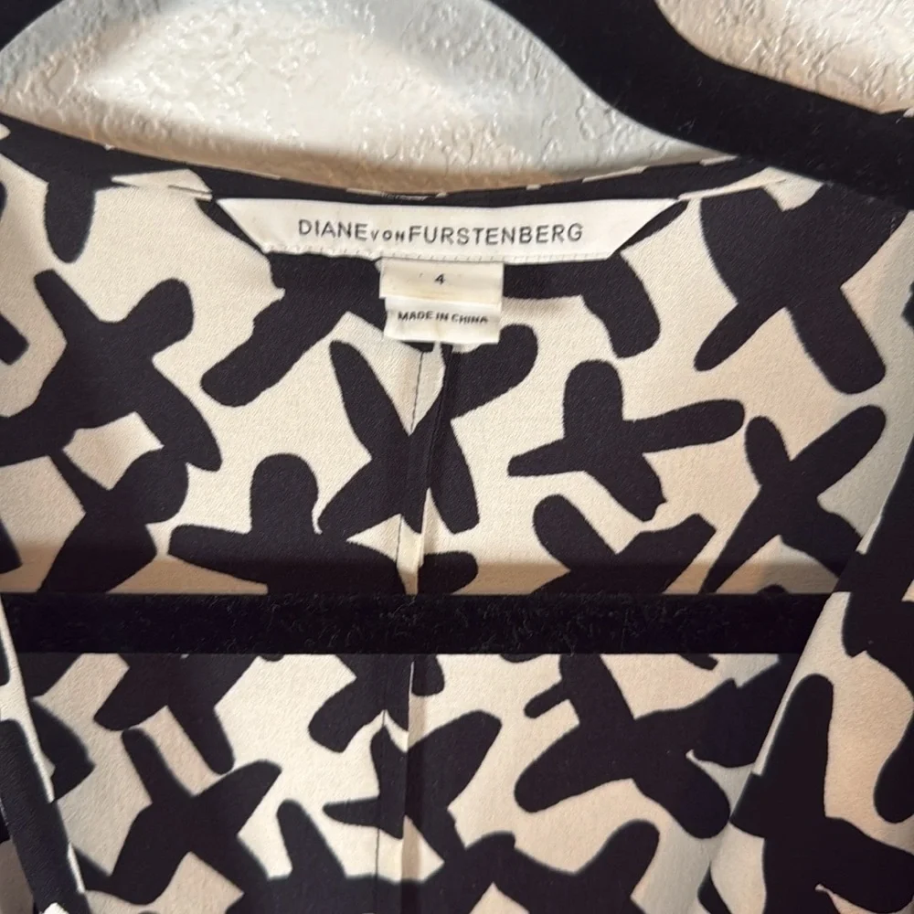Diane Von Furstenberg Black & White Danil Print Silk Cowl Neck Dress Size 4